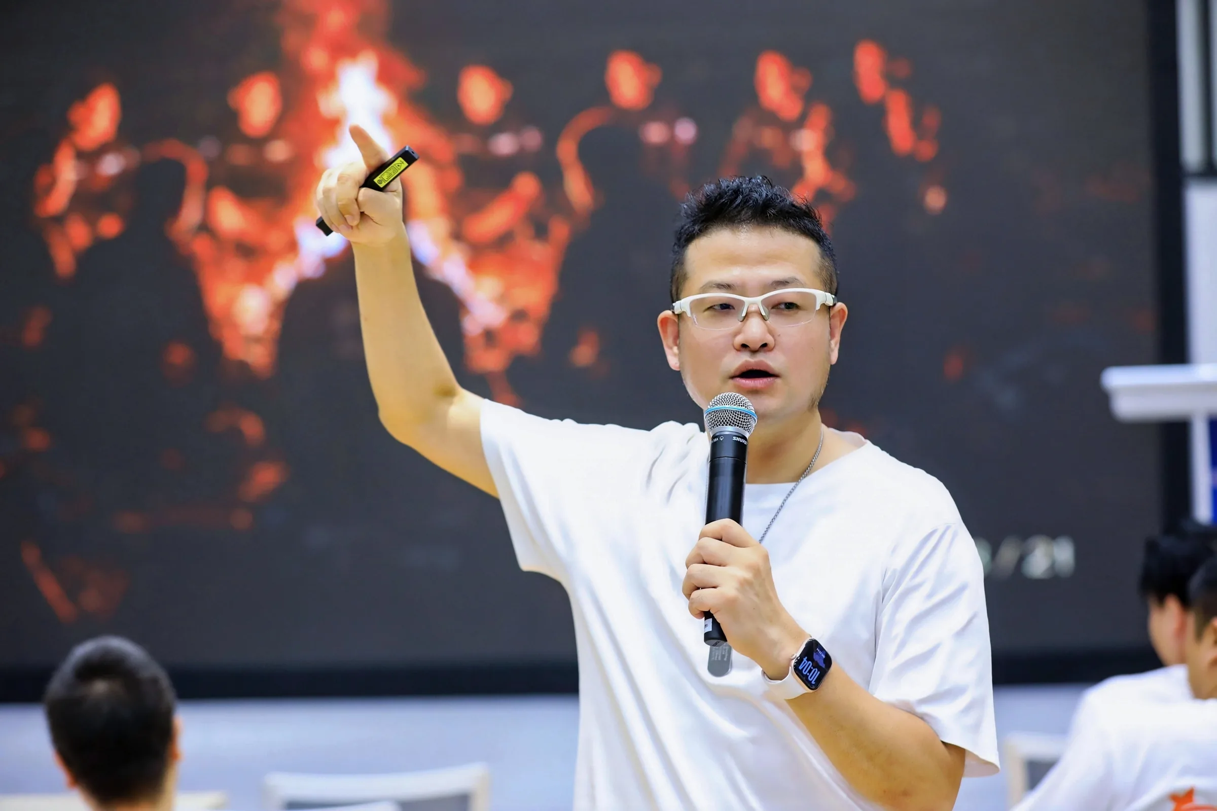 AI校长 尹国锋 在企业管理者大会授课现场